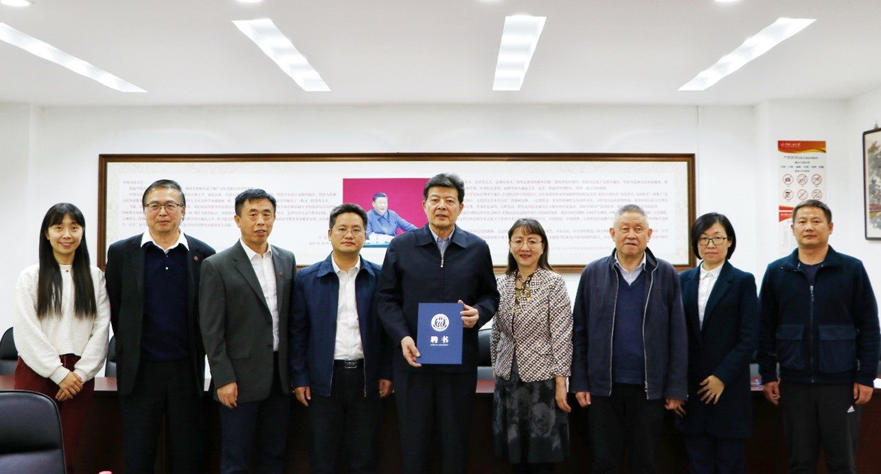 尊龙凯时平台举行北京AG尊龙凯时平台娱乐开户官方网站校友会继续教育分会会长聘任仪式 图片2.jpg
